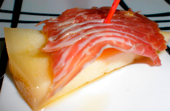 Pincho de queso curado manchego etiqueta roja Ciudad de Huete con jamón serrano de bodega en aceite